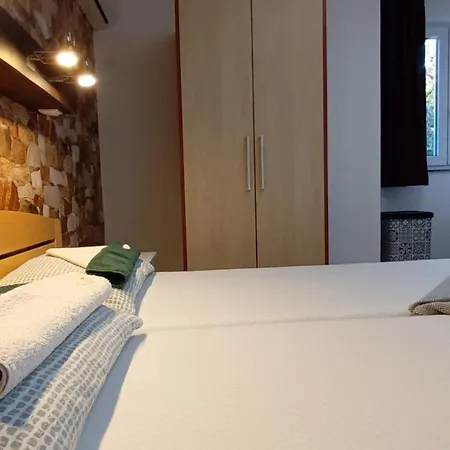 Bosi I Goli * Starigrad Paklenica