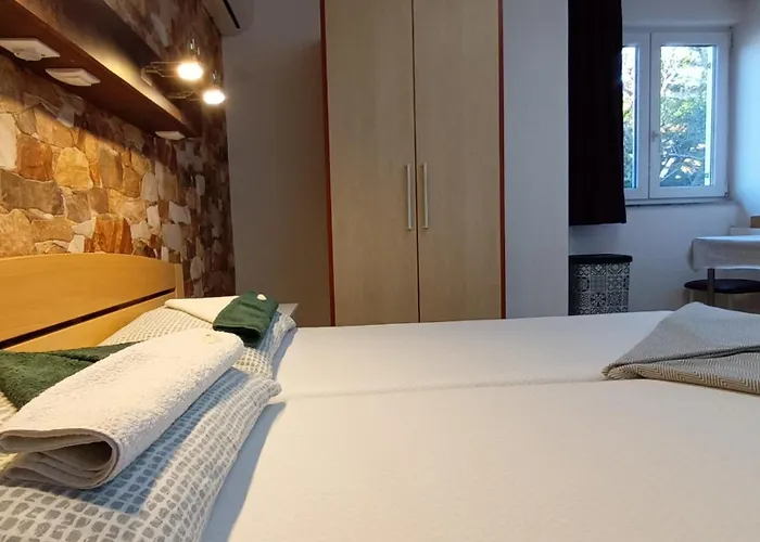 Bosi I Goli * Starigrad Paklenica