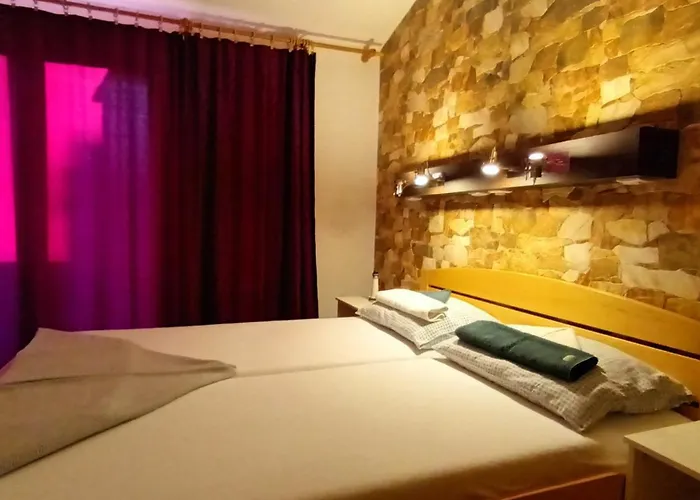 Bosi I Goli Starigrad Paklenica