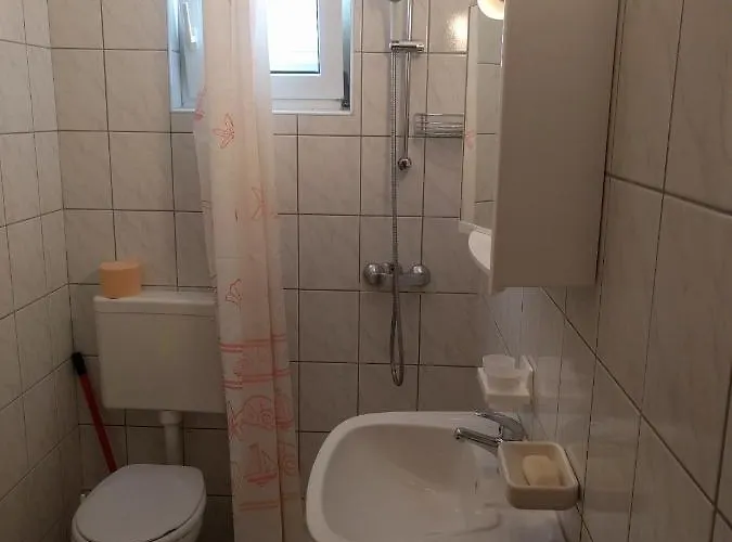 Bosi I Goli Starigrad Paklenica