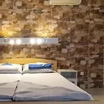 Bosi I Goli Starigrad Paklenica