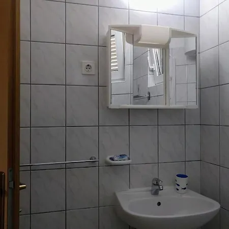 Bosi I Goli * Starigrad Paklenica