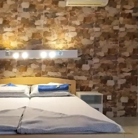 Bosi I Goli Starigrad Paklenica