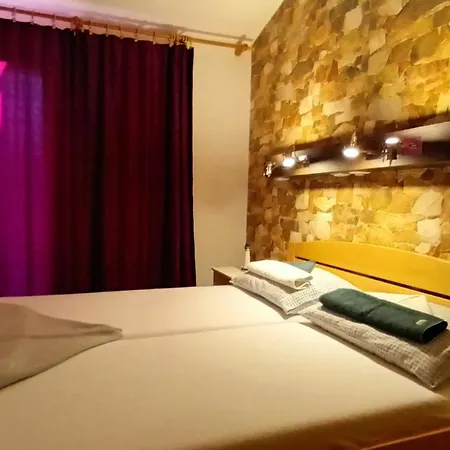 Bosi I Goli Starigrad Paklenica