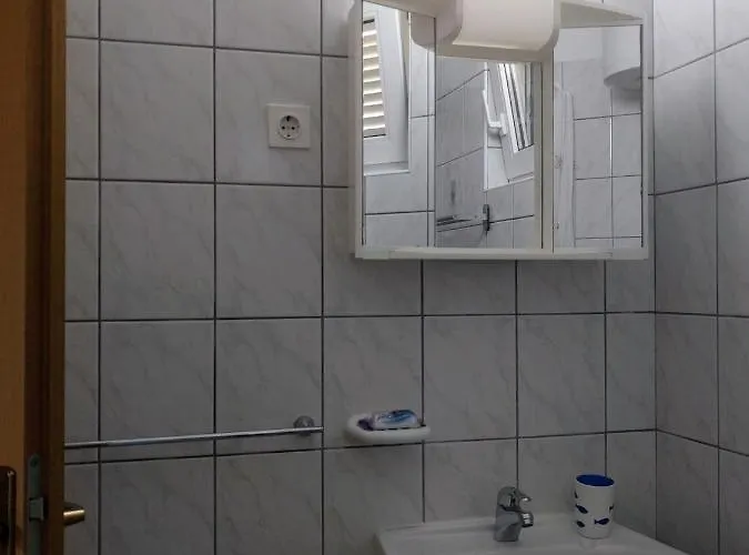 Bosi I Goli * Starigrad Paklenica