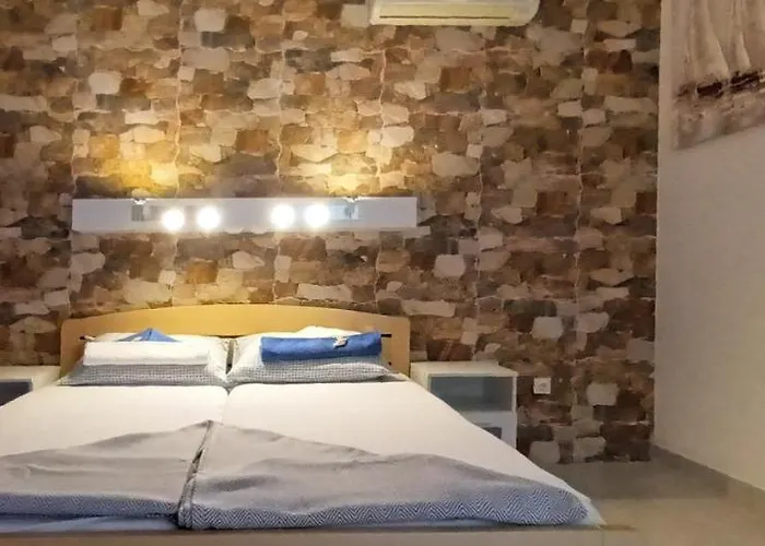 Bosi I Goli Starigrad Paklenica